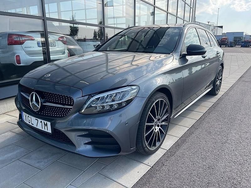 Grå Begagnad 2019 Mercedes C200 AMG line Kombi | 299 900 kr (Marknadspris) - Bild 1/4