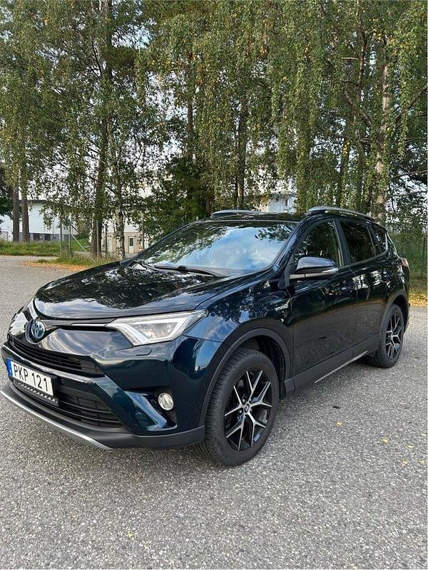 Blå Begagnad 2017 Toyota RAV4 Hybrid Active SUV | 215 000 kr (Lite dyr) - Bild 1/4