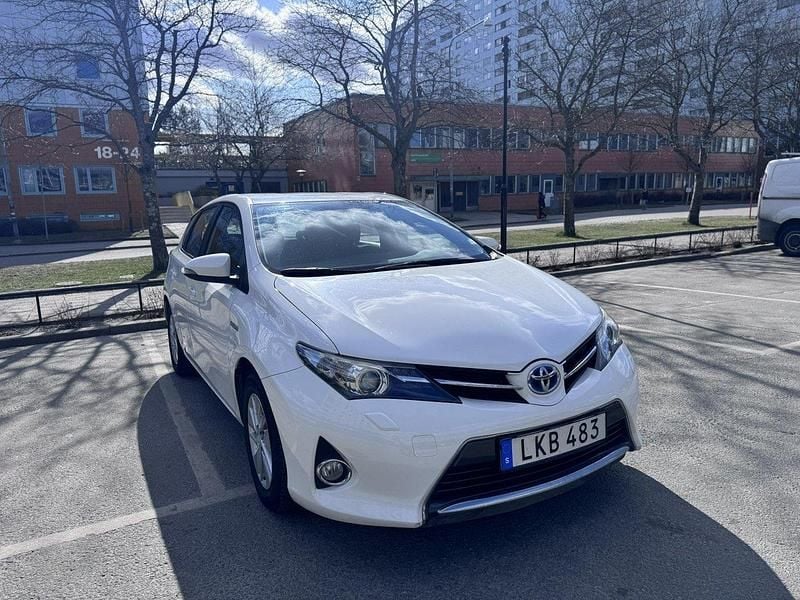Vit Begagnad 2014 Toyota Auris Hybrid Active Halvkombi | 137 000 kr (Marknadspris) - Bild 1/4