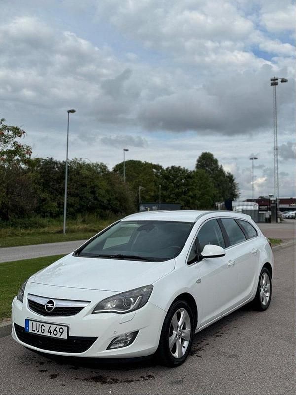 Vit Begagnad 2011 Opel Astra Enjoy Kombi | 29 500 kr (Marknadspris) - Bild 1/4