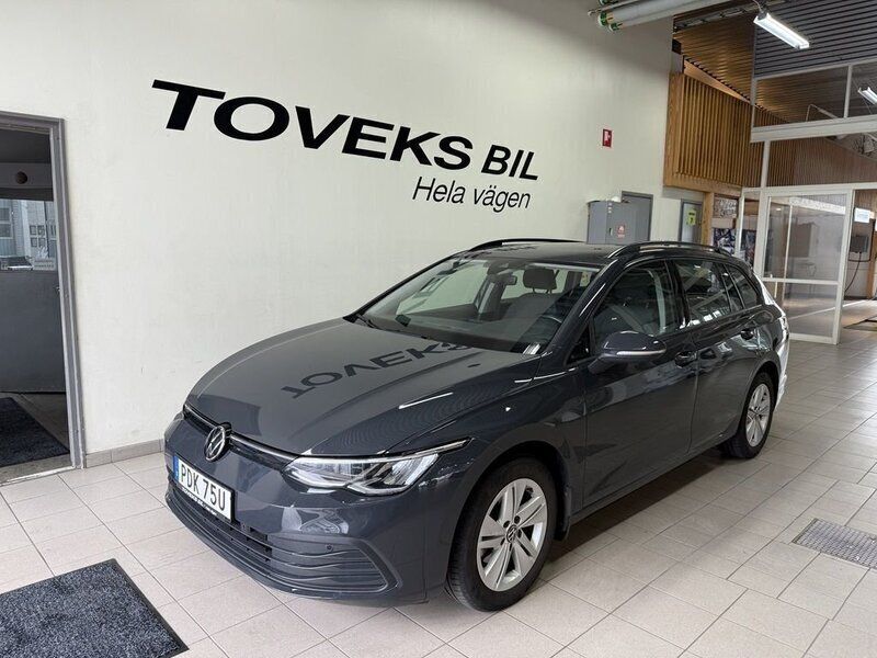 Grå (urano grey) Begagnad 2022 VW Golf VIII Life Kombi | 249 900 kr (Marknadspris) - Bild 1/4