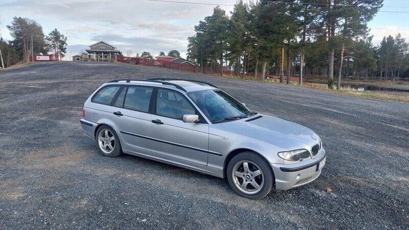 Grå Begagnad 2004 BMW 318 Kombi | 17 500 kr (Superpris) - Bild 1/4