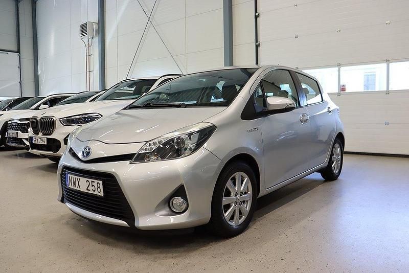 Silver Begagnad 2013 Toyota Yaris Hybrid Active Halvkombi | 89 800 kr (Marknadspris) - Bild 1/4