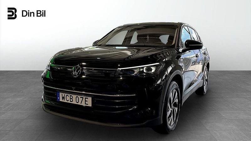 Svart (grenadilla black metallic) Ny 2025 VW Tiguan Life SUV | 559 900 kr (Marknadspris) - Bild 1/4