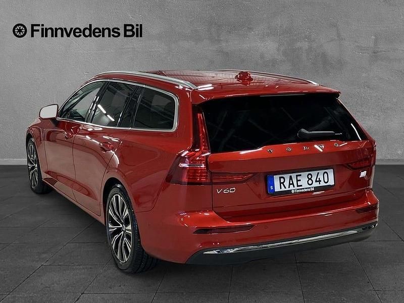 Begagnad Volvo V60 Core 355 HK (261 kW) 2023 Röd Kombi