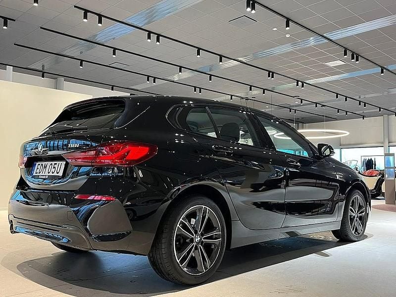 Begagnad BMW 118 Sport Line 136 HK (100 kW) 2022 Svart Halvkombi