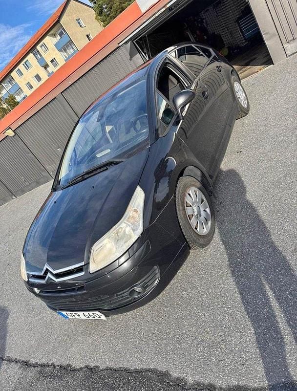 Svart Begagnad 2007 Citroën C4 Halvkombi | 22 000 kr (Marknadspris) - Bild 1/4