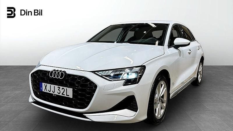 Vit Begagnad 2024 Audi A3 Sportback Advanced Plus Halvkombi | 319 000 kr (Marknadspris) - Bild 1/4