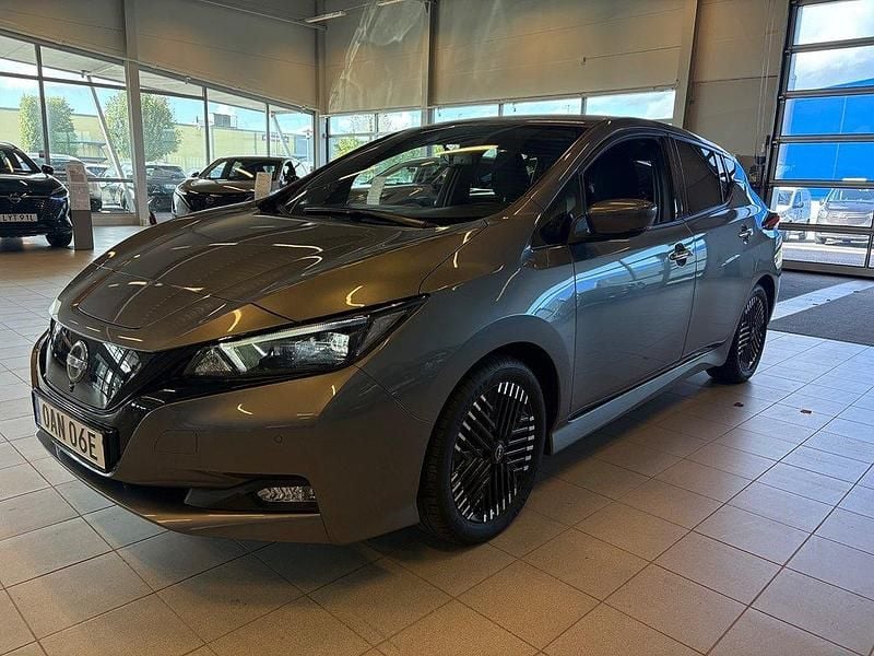 Grå Begagnad 2022 Nissan Leaf 360º Halvkombi | 184 999 kr (Marknadspris) - Bild 1/4