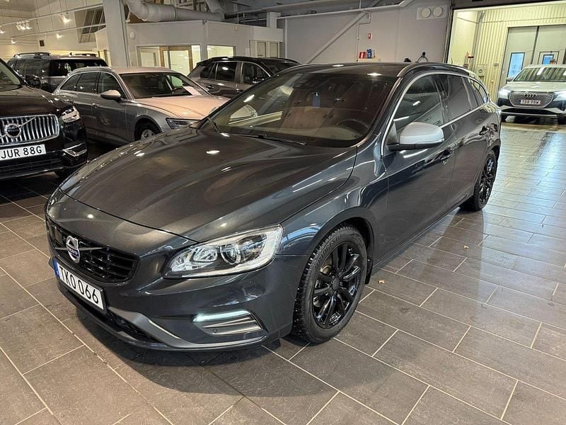 Grå Begagnad 2018 Volvo V60 R-Design Kombi | 229 000 kr (Superpris) - Bild 1/4