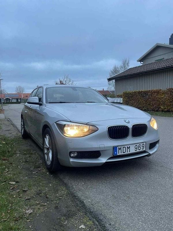 Silver Begagnad 2012 BMW 120 Halvkombi | 79 450 kr (Marknadspris) - Bild 1/4