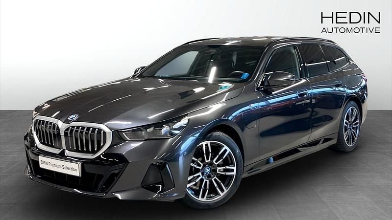 Grå (grey) Begagnad 2025 BMW 530e Shadowline Kombi | 658 700 kr (Marknadspris) - Bild 1/4
