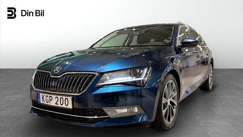 Blå Begagnad 2018 Skoda Superb Kombi | 239 900 kr (Marknadspris) - Bild 1/4