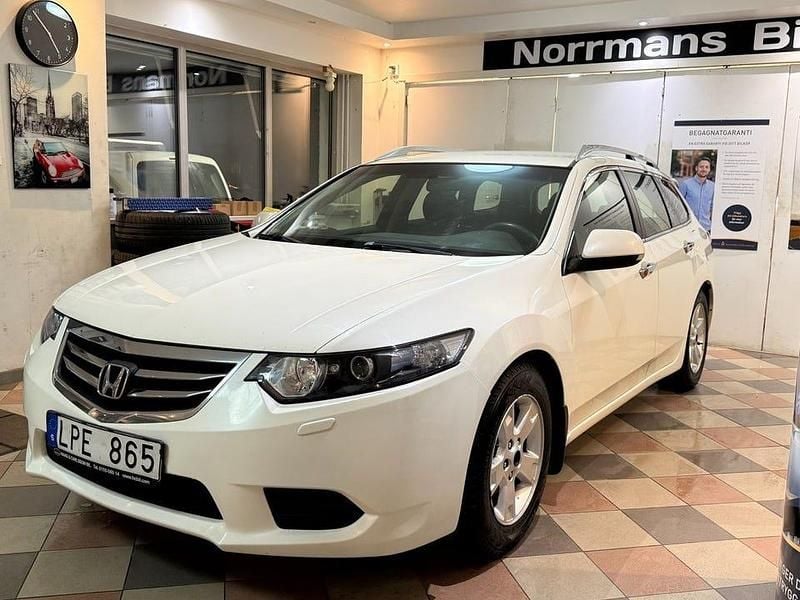 Vit Begagnad 2011 Honda Accord Comfort Kombi | 69 000 kr (Marknadspris) - Bild 1/4