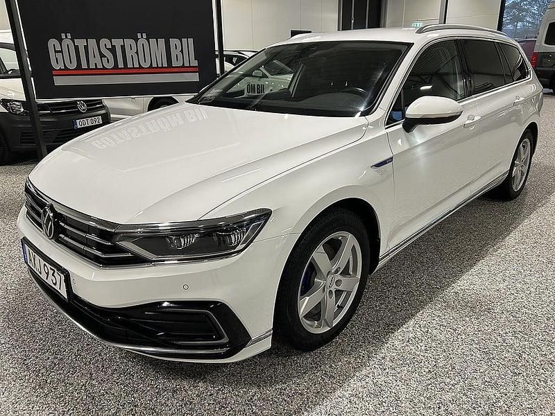 Candywhite med klarlack Begagnad 2020 VW Passat Executive Kombi | 208 000 kr (Marknadspris) - Bild 1/4