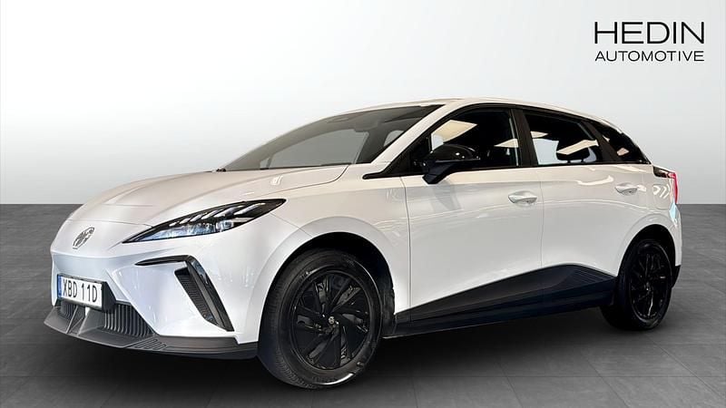 Vit (white) Begagnad 2023 MG MG4 EV Halvkombi | 239 900 kr (Marknadspris) - Bild 1/4