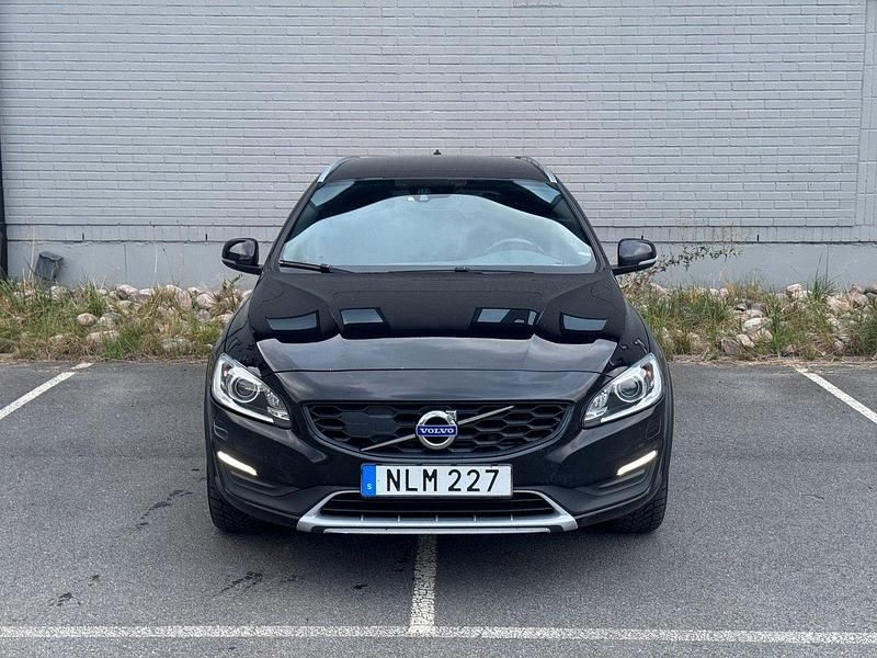 Begagnad Volvo V60 CC Momentum 191 HK (140 kW) 2016 Svart Kombi