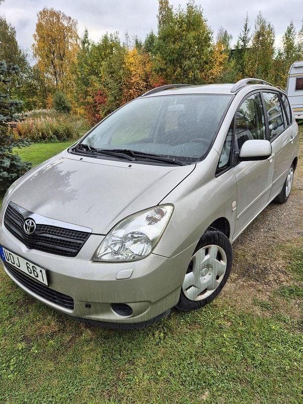 Silver Begagnad 2003 Toyota Corolla Verso Minibuss | 28 000 kr - Bild 1/4