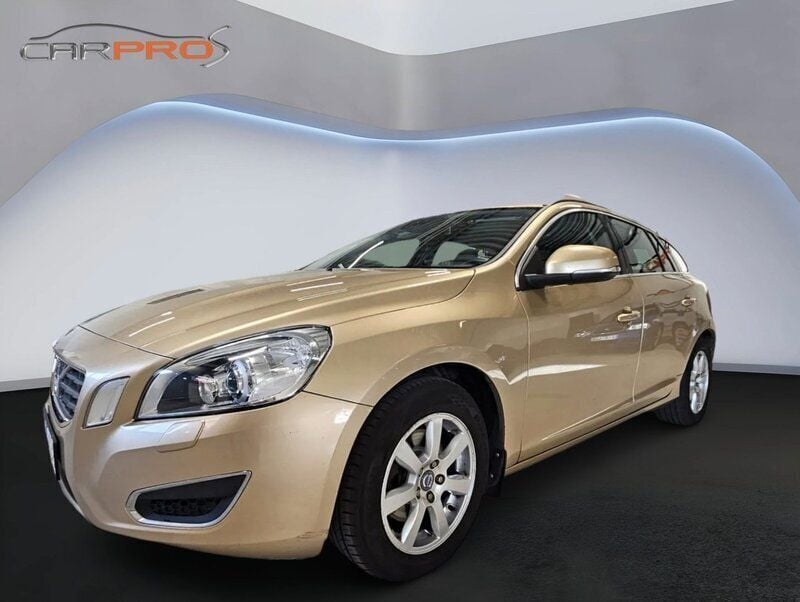 Ljusbrun Begagnad 2011 Volvo V60 Momentum Kombi | 69 900 kr (Marknadspris) - Bild 1/4