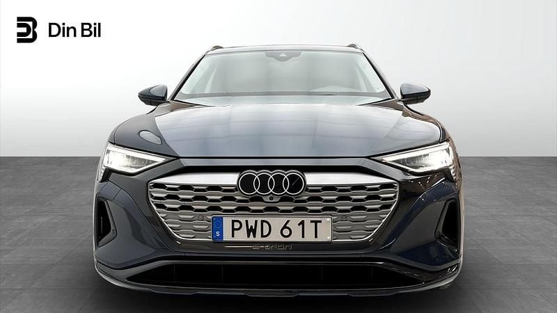 Begagnad Audi Q8 e-tron 300 kW (408 HK) 2024 Blå SUV