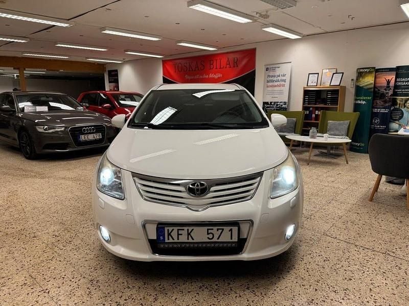 Vit Begagnad 2011 Toyota Avensis Business Edition Kombi | 49 900 kr (Marknadspris) - Bild 1/4