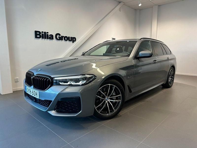Grå (skyscraper grey metallic) Begagnad 2024 BMW 530e M Sport Kombi | 529 000 kr (Dyr) - Bild 1/4