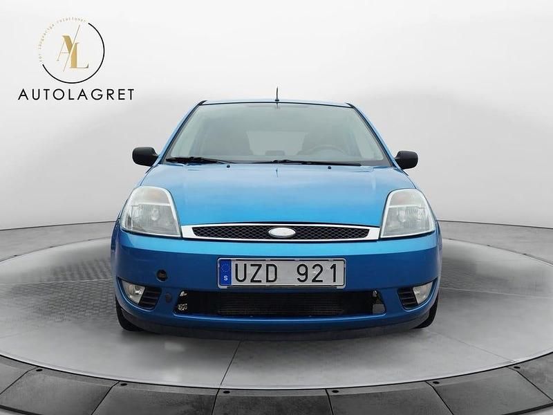 Begagnad Ford Fiesta 80 HK (58 kW) 2004 Blå Halvkombi