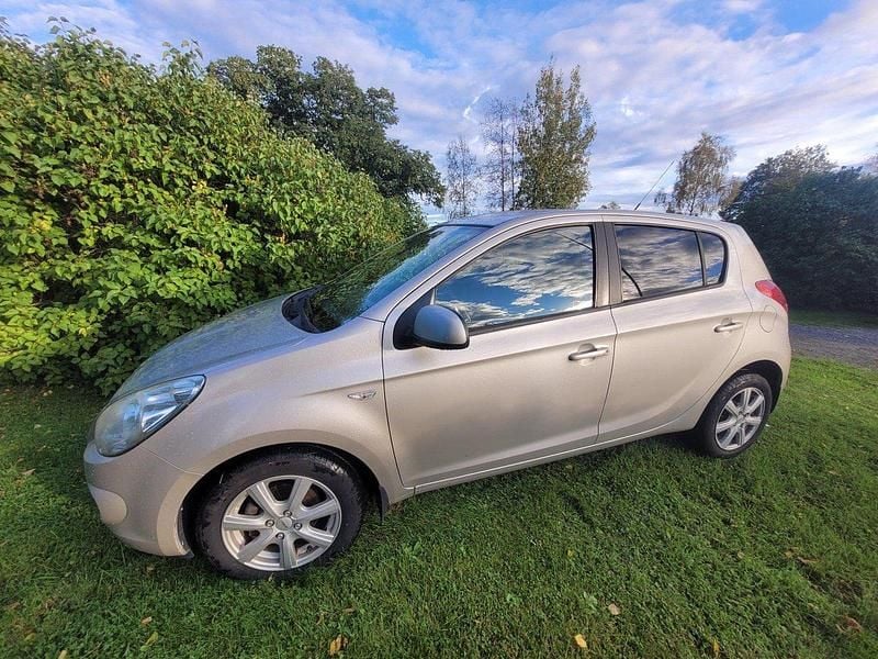Silver Begagnad 2010 Hyundai i20 Select Halvkombi | 45 000 kr (Bra pris) - Bild 1/4