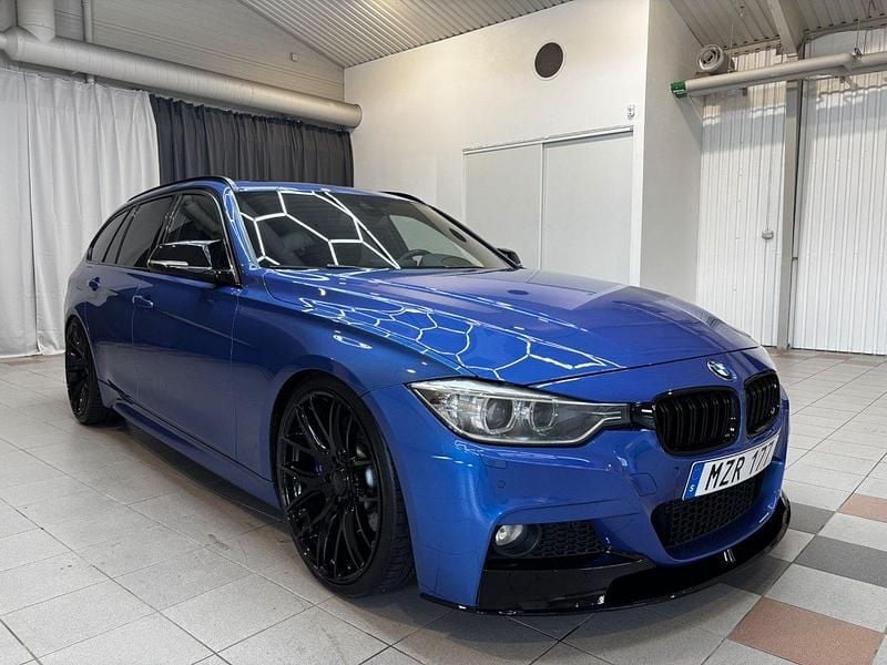 Blå Begagnad 2012 BMW 330 M Sport Kombi | 194 900 kr (Lite dyr) - Bild 1/4