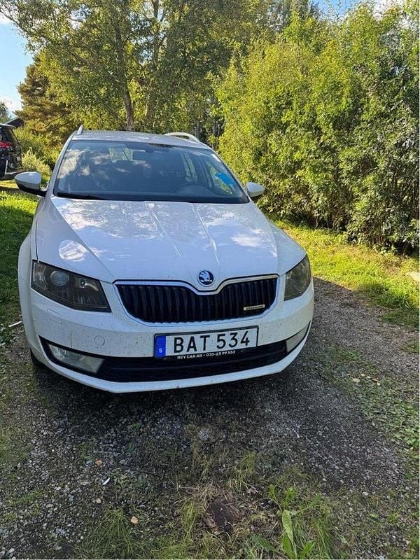 Vit Begagnad 2014 Skoda Octavia Ambition Kombi | 89 500 kr (Marknadspris) - Bild 1/4