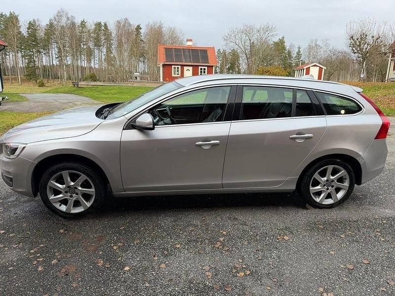 Begagnad 2015 Volvo V60 Kombi | 147 000 kr - Bild 1/4