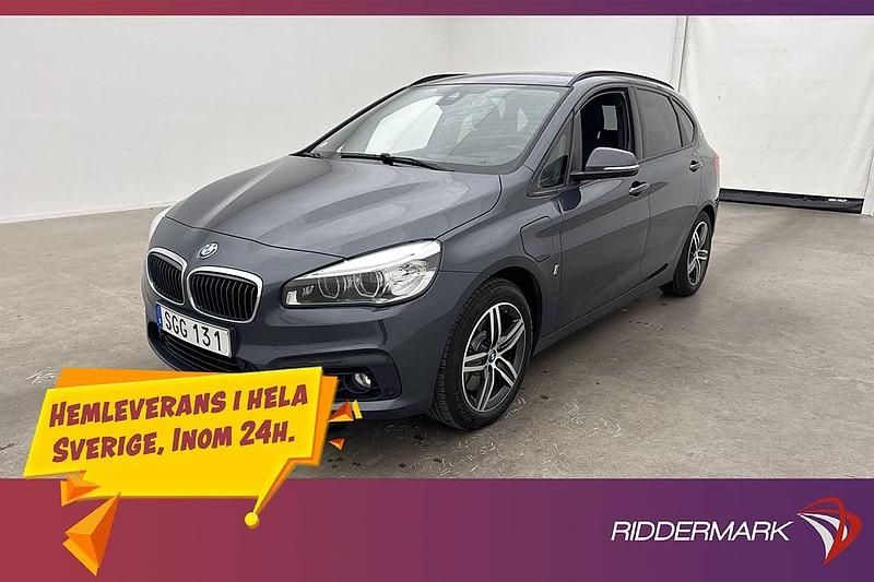 Grå Begagnad 2017 BMW 225 Active Tourer Sport Line Minibuss | 154 800 kr (Marknadspris) - Bild 1/3