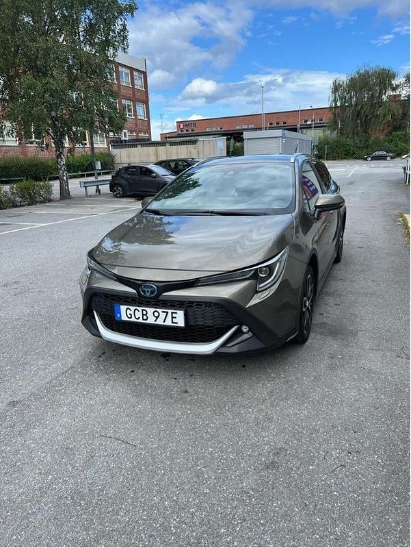 Grön Begagnad 2022 Toyota Corolla Kombi | 224 900 kr (Marknadspris) - Bild 1/4