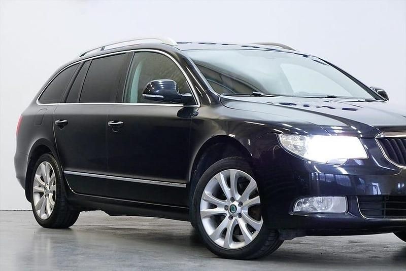 Begagnad Skoda Superb 141 HK (103 kW) 2012 Svart Kombi
