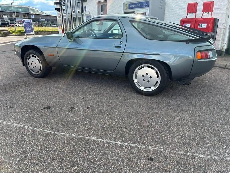 Begagnad Porsche 928 310 HK (228 kW) 1984 Gråblåmetallic Sportkupé