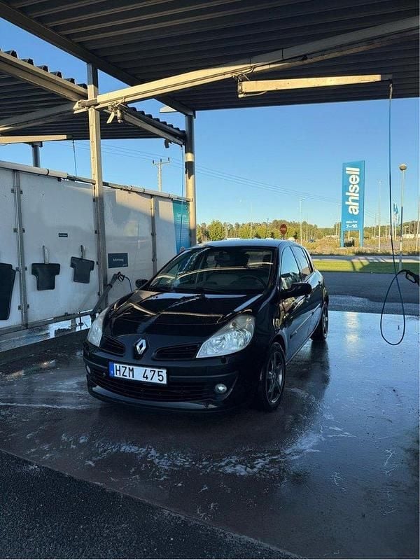 Svart Begagnad 2009 Renault Clio R.S. Halvkombi | 22 000 kr (Bra pris) - Bild 1/4