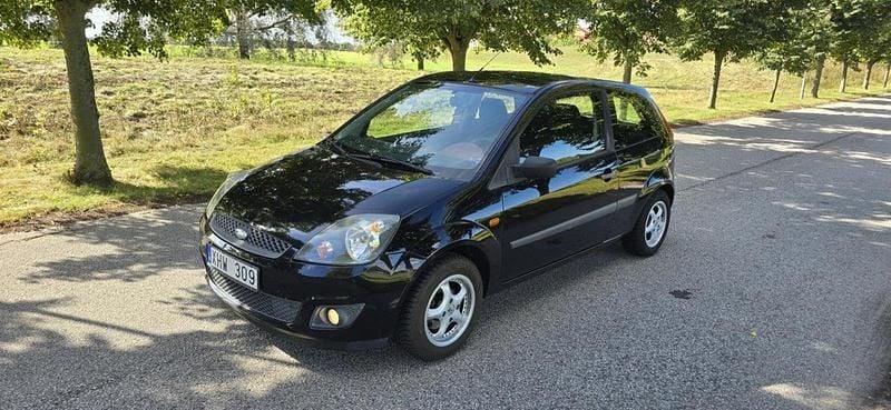 Svart Begagnad 2006 Ford Fiesta Halvkombi | 25 999 kr (Lite dyr) - Bild 1/4