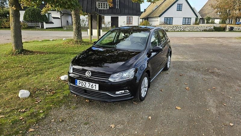 Svart Begagnad 2017 VW Polo Halvkombi | 99 900 kr (Marknadspris) - Bild 1/4