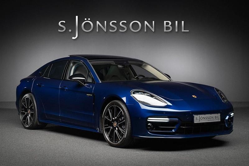 Mörkblå (gentian blue metallic) Begagnad 2021 Porsche Panamera 4 Sedan | 849 000 kr (Lite dyr) - Bild 1/4