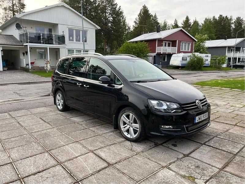 Svart Begagnad 2017 VW Sharan GT Minibuss | 236 000 kr (Marknadspris) - Bild 1/4