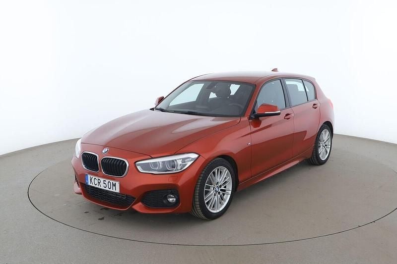Orange Begagnad 2019 BMW 118 M Sport Halvkombi | 151 000 kr (Superpris) - Bild 1/3