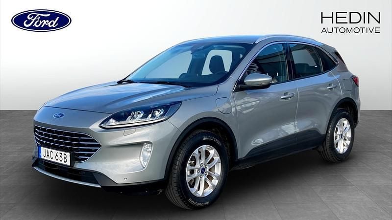 Grå (silver) Begagnad 2022 Ford Kuga Titanium SUV | 254 900 kr (Marknadspris) - Bild 1/4