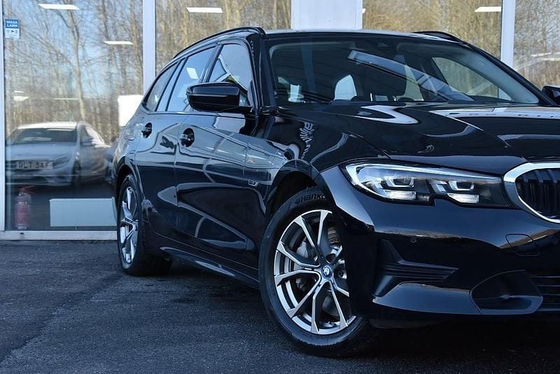 Begagnad BMW 330e Sport Line 184 HK (135 kW) 2021 Svart Kombi