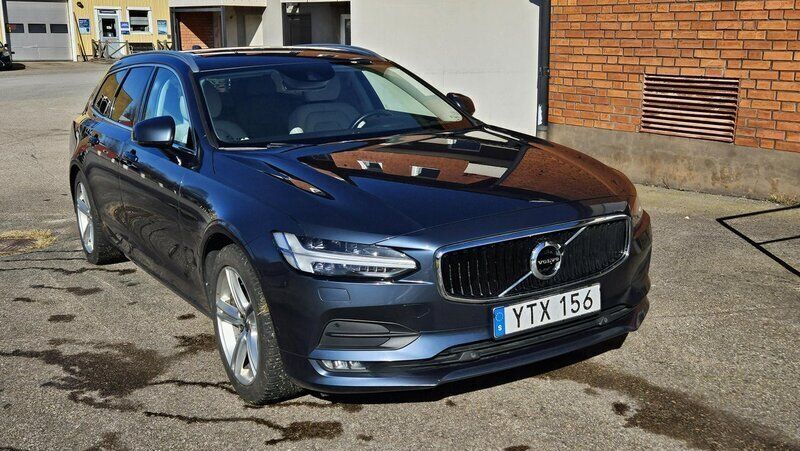 Blå Begagnad 2018 Volvo V90 Momentum Kombi | 212 000 kr (Marknadspris) - Bild 1/4