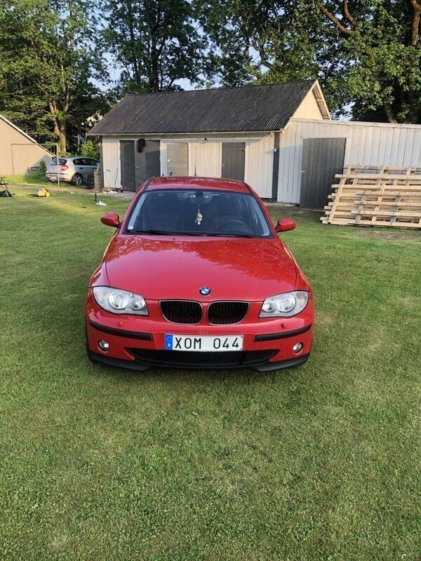 Röd Begagnad 2006 BMW 116 Advantage Halvkombi | 30 000 kr (Marknadspris) - Bild 1/4