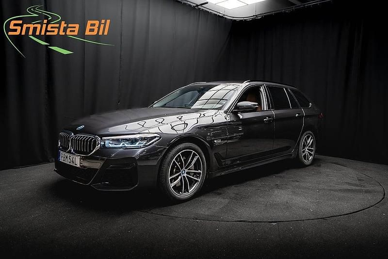 Grå Begagnad 2022 BMW 530e M Sport Kombi | 409 700 kr (Marknadspris) - Bild 1/3