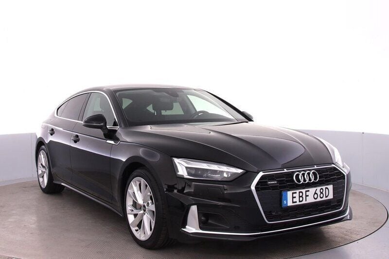 Svart (brilliantsvart) Begagnad 2021 Audi A5 Comfort Sportkupé | 349 000 kr (Marknadspris) - Bild 1/4