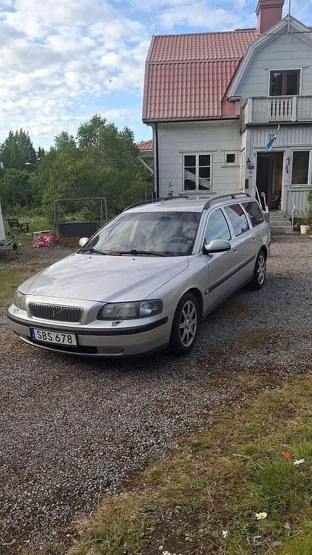 Grå Begagnad 2001 Volvo V70 Business Edition Kombi | 15 500 kr (Marknadspris) - Bild 1/4