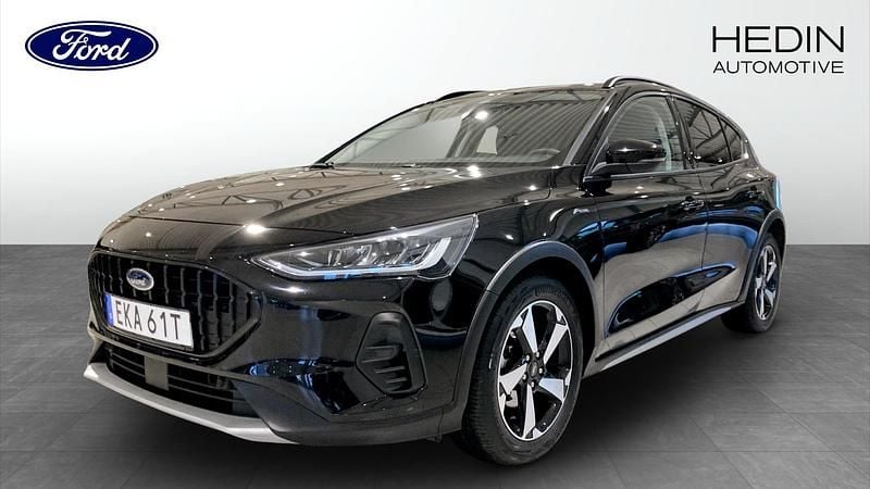 Svart Begagnad 2023 Ford Focus Halvkombi | 209 900 kr (Marknadspris) - Bild 1/4