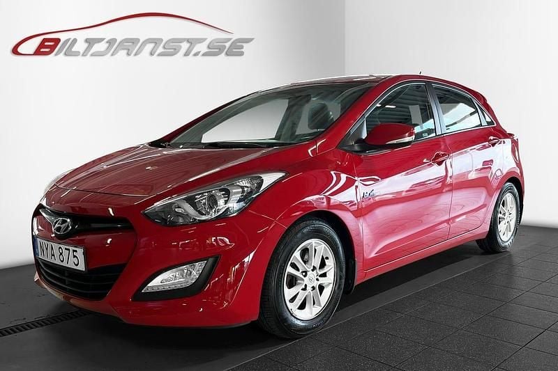 Röd Begagnad 2013 Hyundai i30 Premium Halvkombi | 53 900 kr (Marknadspris) - Bild 1/4
